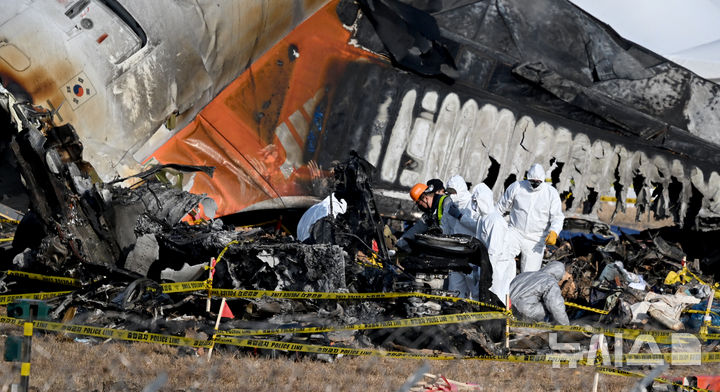 [무안=뉴시스] 류형근 기자 = 제주항공 여객기 참사 나흘째인 지난 1일 오후 전남 무안군 무안국제공항 활주로 사고 현장에서 합동조사단이 꼬리날깨 부분에서 조사를 이어가고 있다. 2025.01.02. hgryu77@newsis.com