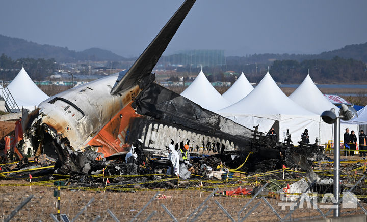 [무안=뉴시스] 류형근 기자 = 제주항공 여객기 참사 나흘째인 1일 오후 전남 무안군 무안국제공항 활주로 사고 현장에서 합동조사단이 꼬리날깨 부분에서 조사를 이어가고 있다. 2025.01.01. hgryu77@newsis.com