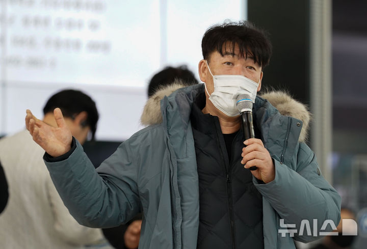 [무안=뉴시스] 김선웅 기자 = 박한신 유가족협의회 대표가 1일 전남 무안국제공항 여객터미널 2층에서 유가족대표회의를 앞두고 유가족들에게 공지사항을 전달하고 있다. (공동취재) 2025.01.01. photo@newsis.com