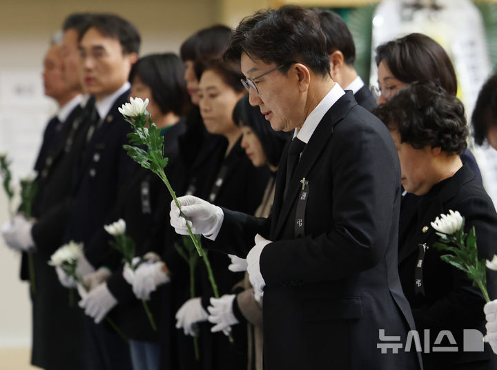 [무안=뉴시스] 김선웅 기자 = 국민의힘 권성동 당 대표 권한대행 겸 원내대표를 비롯한 의원들이 1일 전남 무안군 무안종합스포츠파크에 마련된 제주항공 여객기 사고 희생자 합동분향소에서 조문을 하고 있다. (공동취재) 2025.01.01. photo@newsis.com