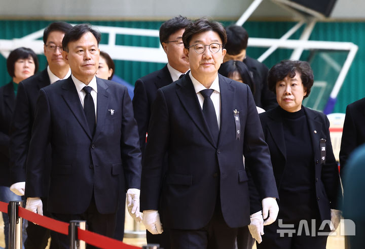 [무안=뉴시스] 김선웅 기자 = 권성동 국민의힘 당 대표 권한대행 겸 원내대표를 비롯한 의원들이 1일 전남 무안군 무안종합스포츠파크에 마련된 제주항공 여객기 사고 희생자 합동분향소에서 조문을 하기 위해 분향소로 들어서고 있다. (공동취재) 2025.01.01. photo@newsis.com
