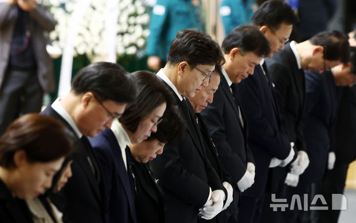 [무안=뉴시스] 김선웅 기자 = 권성동 국민의힘 당 대표 권한대행 겸 원내대표를 비롯한 의원들이 1일 전남 무안군 무안종합스포츠파크에 마련된 제주항공 여객기 사고 희생자 합동분향소에서 조문을 하고 있다. (공동취재) 2025.01.01. photo@newsis.com
