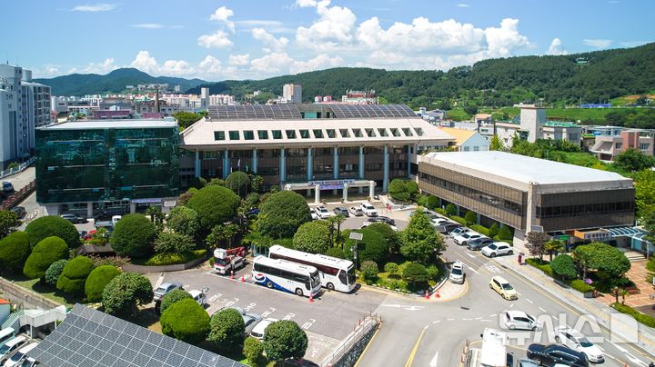 [통영=뉴시스] 신정철 기자= 통영시는 적극적인 업무수행으로 시정 발전에 기여한 공무원 및 지방 공공기관 직원을 대상으로 2024년 하반기적극행정 우수공무원 및 지방 공공기관 우수직원을 선정했다고 2일 밝혔다.사진은 통영시청 전경.(사진=뉴시스DB).2025.01.02. sin@newsis.com