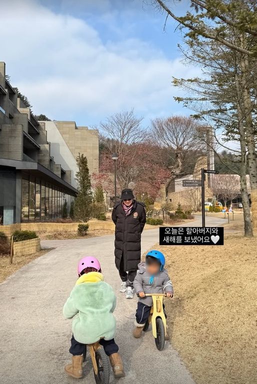 [서울=뉴시스] 배우 이영하가 손주들과 시간을 보냈다. (사진=최선정 인스타그램 캡처) 2025.01.02. photo@newsis.com  *재판매 및 DB 금지