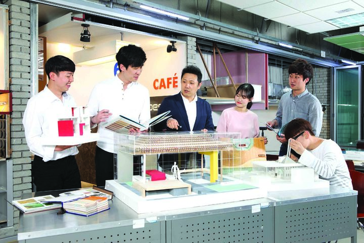 [대구=뉴시스] 인테리어디자인과 실습. (사진=영진전문대 제공) photo@newsis.com *재판매 및 DB 금지