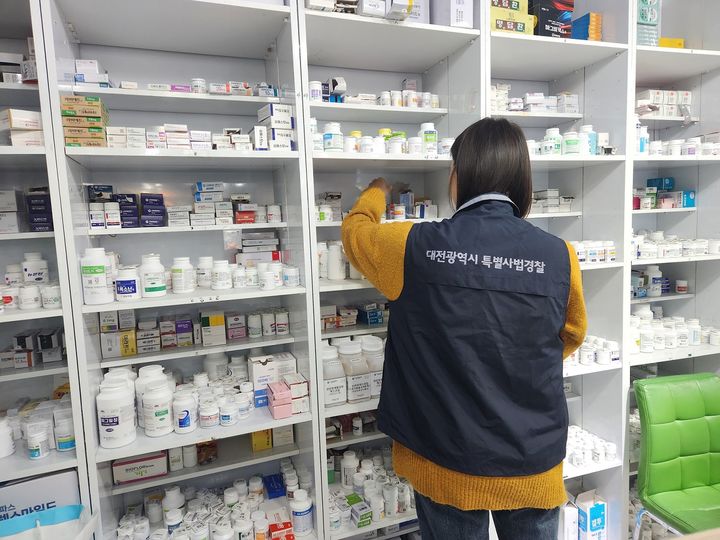 [대전=뉴시스]대전특사경 직원이 유효기간이 지난 약을 판 약국을 점검하고 있다. (사진=대전시 제공). 2025. 01. 02 photo@newsis.com *재판매 및 DB 금지