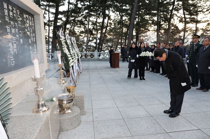 [양산=뉴시스] 나동연 양산시장이 춘추공원 현충탑을 참배하고 있다. (사진=양산시 제공) 2025.01.01. photo@newsis.com *재판매 및 DB 금지