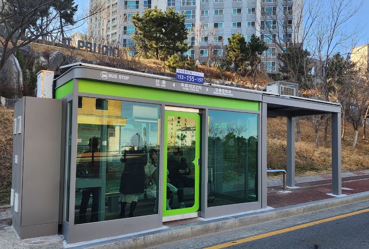 [울산=뉴시스] 박수지 기자 = 울산 북구 강동동 푸르지오 2차아파트 앞에 설치된 스마트 버스승강장. (사진=북구 제공) 2024.01.02. photo@newsis.com *재판매 및 DB 금지