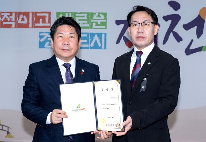 김창규(왼쪽) 제천시장이 2일 제천시청에서 열린 2025년 시무식에서 최승환 부시장에게 임명장을 수여하고 있다. *재판매 및 DB 금지