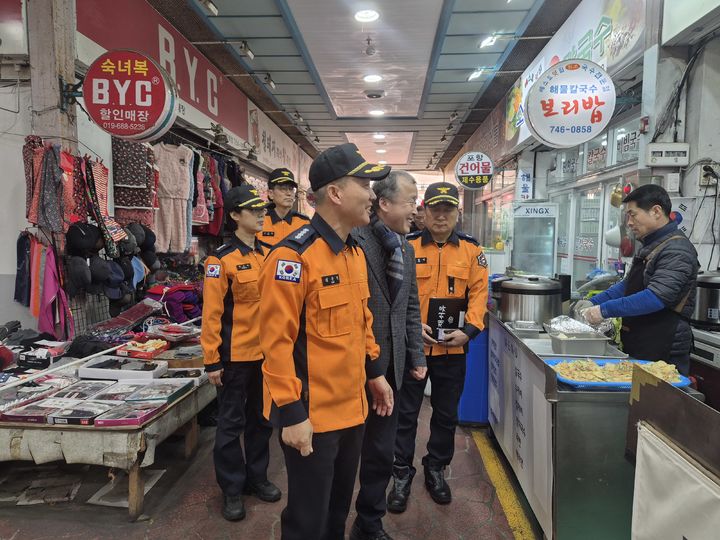 [대구=뉴시스] 대구동부소방서는 2일 동구시장에서 을사년 첫 화재예방 지도를 펼쳤다. (사진=대구동부소방서 제공) 2025.01.02. photo@newsis.com *재판매 및 DB 금지