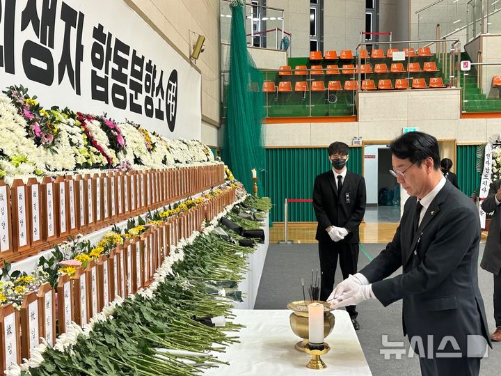 [화성=뉴시스]정명근 화성시장이 1일 무안국제공항에 마련된 제주항공 여객기 참사 희생자 합동 분향소에서 참배하고 있다.(사진=화성시 제공)2025.01.02.photo@newsis.com