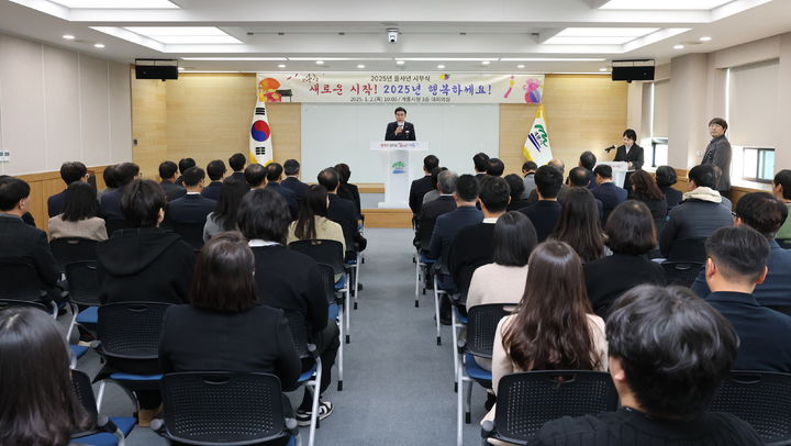 [계룡=뉴시스]이응우 계룡시장이 2일 시무식에서 인사말을 하고 있다. (사진=계룡시 제공). 2024. 01. 02 *재판매 및 DB 금지