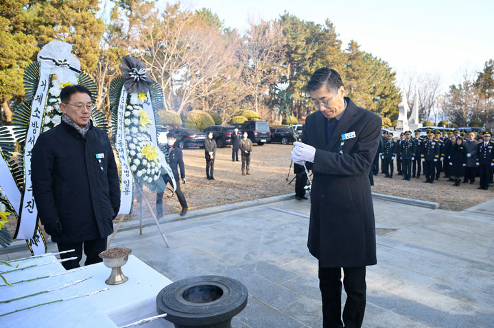 [거제=뉴시스] 신정철 기자= 거제시는 을사년(乙巳年) 새해를 맞이하여 거제시장권한대행 정석원 부시장(사진)을 비롯한 신금자 시의회 의장, 시·도의원, 기관단체장, 보훈단체장 등 100여 명이 참석한 가운데 충혼탑에서 신년참배를 개최, 순국선열과 호국영령의 숭고한 정신을 추모하고 거제시민의 안녕을 기원했다.(사진=거제시 제공).2025.01.02. photo@newsis.com *재판매 및 DB 금지