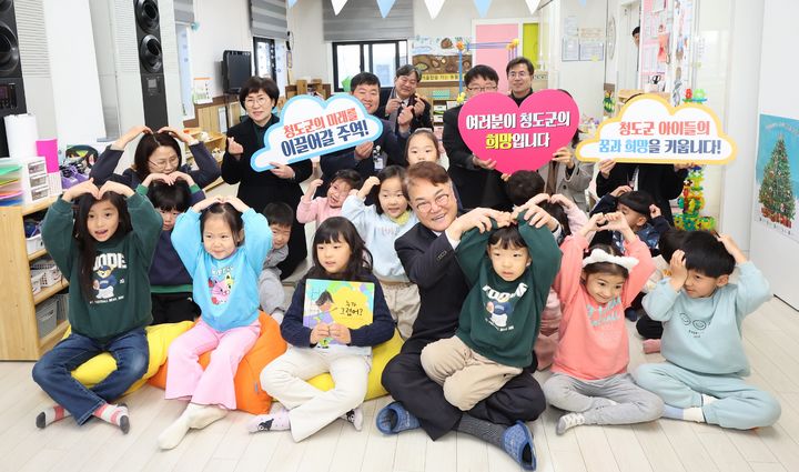 김하수 청도군수는 2일 새해 첫 공식 일정으로 어린이집과 어린이도서관 등 지역 어린이시설을 방문해 희망의 메시지를 전했다. (사진=청도군 제공) 2025.01.02 photo@newsis.com *재판매 및 DB 금지