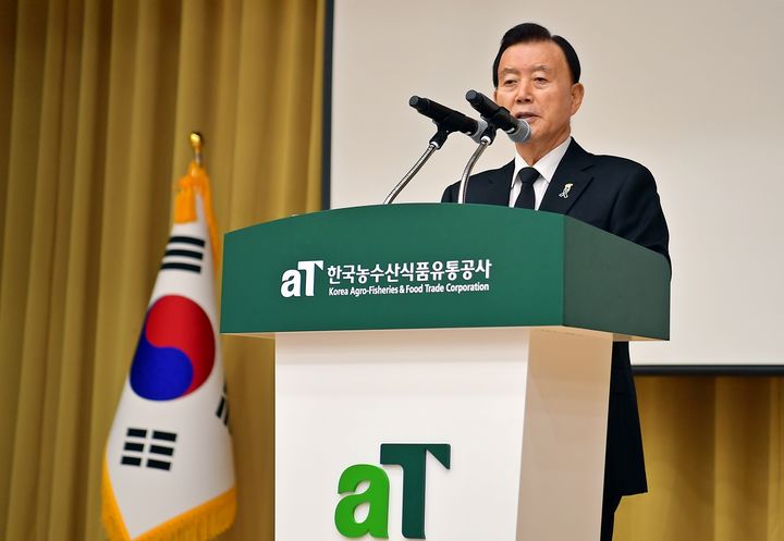 [세종=뉴시스] 홍문표 한국농수산식품유통공사(aT) 사장이 2일 나주 본사에서 열린 시무식에서 신년사를 하고 있다. (사진=aT 제공) *재판매 및 DB 금지