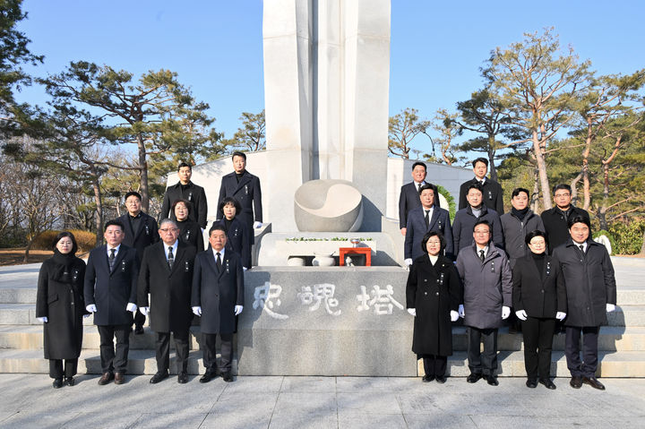 [진주=뉴시스]진주시의회, 신년 충혼탑 참배.(사진=진주시의회 제공).2025.01.02.photo@newsis.com *재판매 및 DB 금지