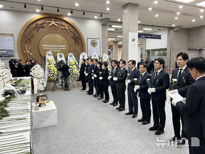 [부산=뉴시스] 원동화 기자 = 국민의힘 부산 국회의원들이 2일 부산 연제구 부산시청 1층에 마련된 무안 제주항공 여객기 희생자 합동 분향소를 찾아 분향했다. 박수영(남구) 부산시당위원장을 비롯해 이헌승(부산진구을), 김미애(해운대구을), 조승환(중·영도구), 곽규택(서·동구), 김희정(연제구), 정연욱(수영구), 정동만(기장군), 박성훈(북구을), 이성권(사하구갑), 백종헌(금정구) 국회의원과 서병수 북구갑 당협위원장이 참석했다. 2025.01.02. dhwon@newsis.com