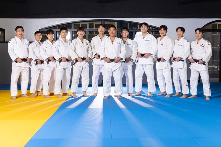 [세종=뉴시스]한국마사회 유도단 단체사진. (사진=한국마사회 제공) *재판매 및 DB 금지