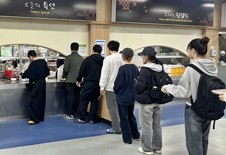 [대전=뉴시스] '천원의 아침밥'을 먹기위해 줄을 서 기다리는 충남대 학생들. (사진=충남대 제공)&nbsp; 2025.01.02. photo.newsis.com&nbsp; *재판매 및 DB 금지