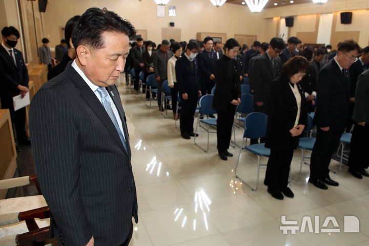 [청주=뉴시스] 김영환 충북지사와 직원들이 2일 청주시 상당구 문화동 충북도청 대회의실에서 열린 2025년 시무식에서 순국선열과 무안 여객기 참사 피해자들에 대한 묵념을 하고 있다. (사진=충북도 제공) 2025.01.02. photo@newsis.com *재판매 및 DB 금지