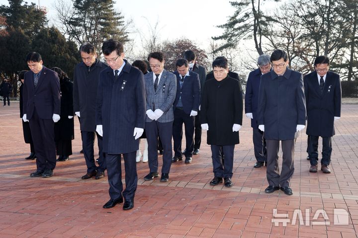 2일 충북 청주시 서원구 사직동 충혼탑에서 윤건영 충북도교육감과 도교육청 간부 공무원들이 신년 참배를 하고 있다. (사진=충북도교육청 제공) 2025.01.02. photo@newsis.com *재판매 및 DB 금지