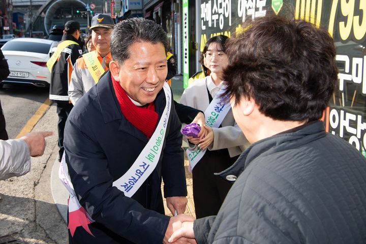 [구미=뉴시스] 김장호 시장이 물가안정 활동을 펼치고 있다. (사진=구미시 제공) 2025.01.02 photo@newsis.com *재판매 및 DB 금지