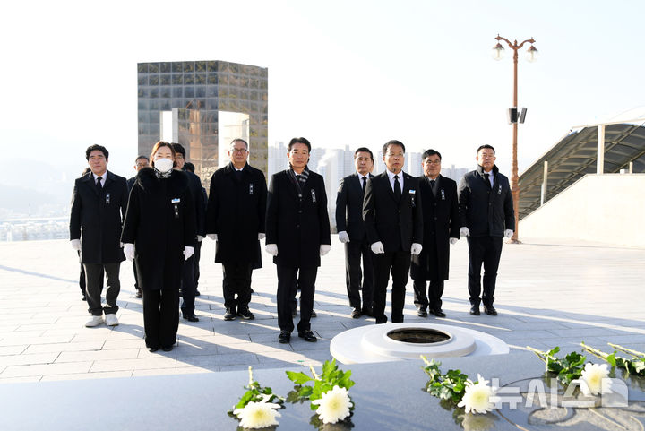 [창원=뉴시스]경남도의회 최학범 의장과 유계현 부의장 등이 2일 국립3·15민주묘지에서 새해맞이 참배를 하고 있다.(사진=경남도의회 제공) 2025.01.02. photo@newsis.com