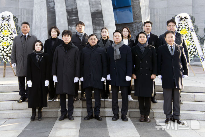 [김포=뉴시스] 정일형 기자 = 김포시의회, 현충탑 참배. (사진은 김포시의회 제공)