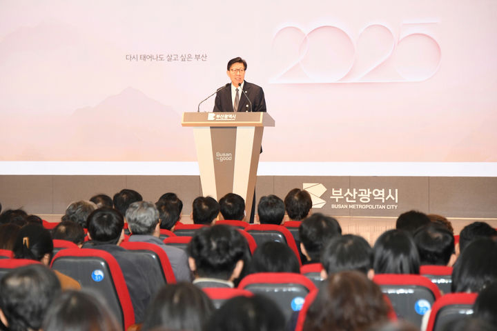 [부산=뉴시스] 박형준 부산시장이 2일 부산 연제구 부산시청 1층 대강당에서 열린 2025년 시무식에서 신년사를 하고 있다. (사진=부산시 제공) 2024.01.02. photo@newsis.com *재판매 및 DB 금지