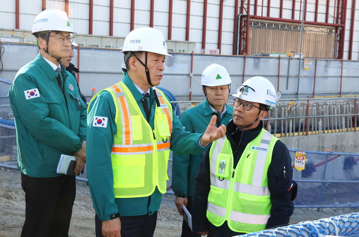 [서울=뉴시스] 조성명 강남구청장 새해 현장방문-GBC. 2025.01.02. (사진=강남구 제공) *재판매 및 DB 금지