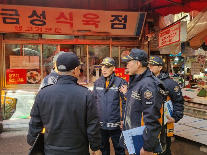 [대구=뉴시스] 이진우 신임 대구북부소방서장이 2일 취임 후 첫 일정으로 칠성종합시장을 찾아 화재예방지도에 나섰다. (사진=대구북부소방서 제공) 2025.01.02. photo@newsis.com *재판매 및 DB 금지