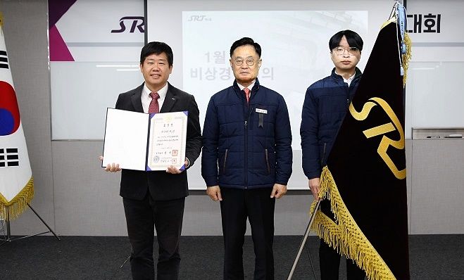 [대전=뉴시스] 행정안전부가 주관한 '2024 안전문화대상'서 국무총리 표창을 수상한 SR 주기훈(왼쪽 첫째) 재난안전부장이 2일 서울 본사에서 열린 수여식에서 SR 이종국(가운데) 대표이사와 기념촬영을 하고 있다.(사진=SR 제공) *재판매 및 DB 금지