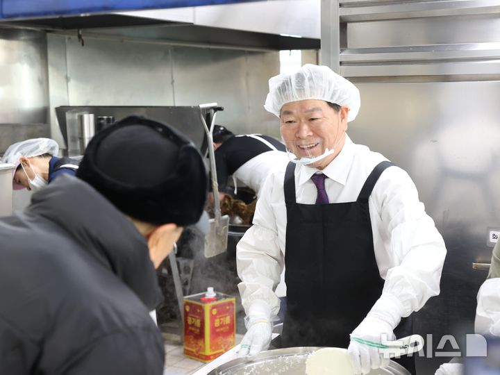 [광명=뉴시스]박승원 광명시장이 2일 소하노인종합복지관에서 배식 봉사를 하고 있다.(사진=광명시 제공)2025.01.02.photo@newsis.com