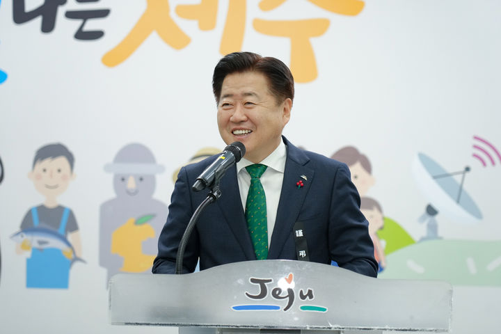 [제주=뉴시스] 오영훈 제주도지사는 2일 오전 제주도청에서 열린 시무식에서 올해 도정 계획에 대해 설명하고 있다. (사진=제주도 제공) 2025.01.02. photo@newsis.com *재판매 및 DB 금지