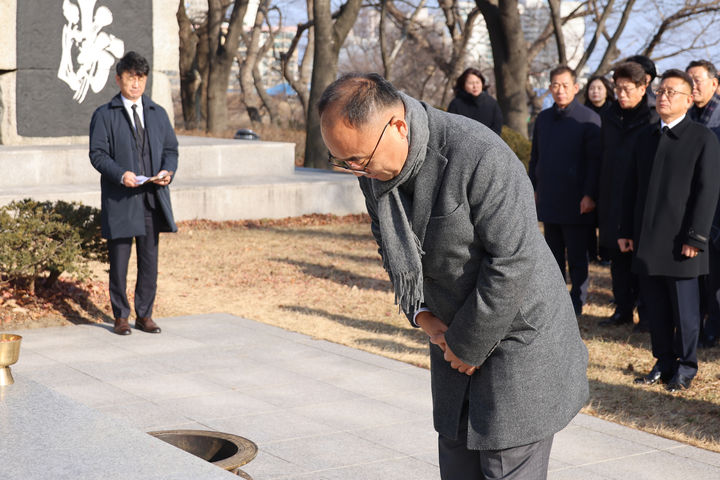 [양양=뉴시스] 1일 양양부군수오 취임한 탁동수 부군수가 충촌탑에서 참배를 하고 있다. (사진=양양군 제공) photo@newsis.com *재판매 및 DB 금지