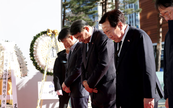 [서울=뉴시스]김기문 회장, 제주항공 참사 희생자 합동 분향소 조문.(사진=중기중앙회 제공) *재판매 및 DB 금지