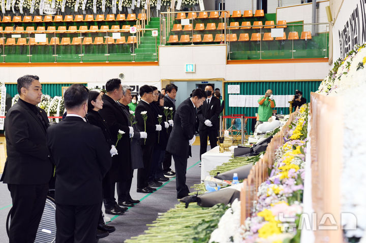 [화성=뉴시스]배정수 의장을 비롯해 화성시의회 의원들이 2일 무안국제공항에 마련된 '제주항공 여객기 참사 희생자 합동분향소'에서 분향하고 있다.(사진=화성시의회 제공)2025.01.02.photo@newsis.com