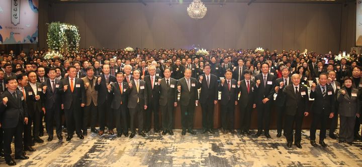 [부산=뉴시스] 부산상의는 2일 부산진구 롯데호텔 부산 크리스탈볼룸에서 양재생 부산상의 회장, 박형준 부산시장, 최윤홍 부산광역시 교육감 권한대행, 여·야 지역 국회의원, 각급 기관장 등 600여 명이 참석한 가운데 '2025년 신년인사회'를 개최했다. (사진=부산상공회의소 제공) 2025.01.02. photo@newsis.com *재판매 및 DB 금지