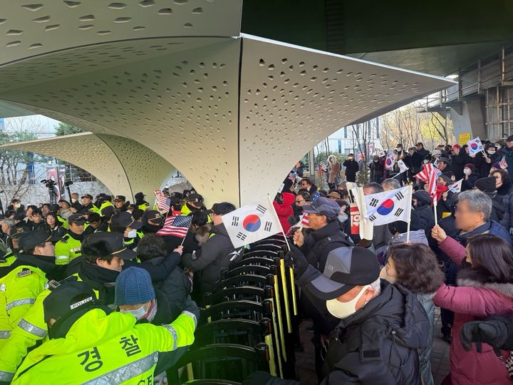 [서울=뉴시스] 2일 오후 3시30분께 한남동 대통령 관저 인근에서 진보단체와 보수단체 간 충돌로 혼선이 빚어지고 있다. photo@newsis.com *재판매 및 DB 금지