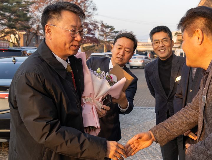 [금산=뉴시스] 조명휘 기자 = 허창덕 금산부군수가 직원들로부터 환영 인사를 받고 있다. (사진= 금산군 제공) 2024.01.02. photo@newsis.com&nbsp; *재판매 및 DB 금지