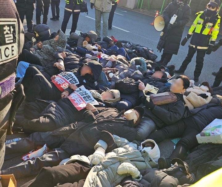 [서울=뉴시스] 윤석열 대통령 지지자들이 차로에 드러누워 있다. photo@newsis.com *재판매 및 DB 금지