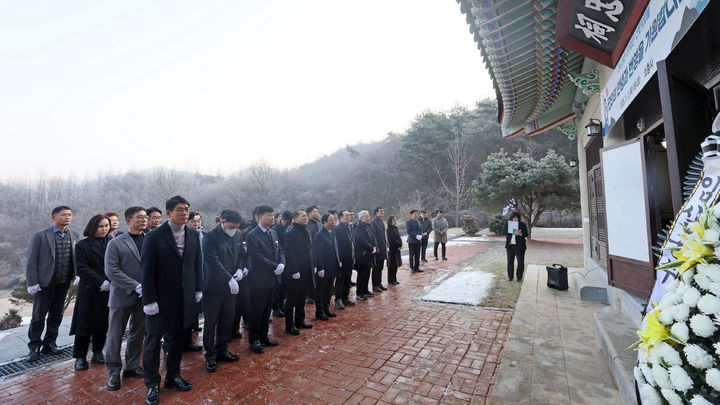 [임실=뉴시스] 2일 임실군 심민 군수와 신임 이진관 부군수를 비롯한 간부공무원 등이 소충사를 방문해 참배하고 있다. *재판매 및 DB 금지