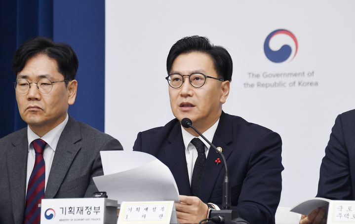 [서울=뉴시스] 김범석 기획재정부 차관이 지난달 27일 세종시 정부세종청사 중앙동에서 열린 2025년 경제정책방향 상세브리핑에 참석해 주요 내용을 설명하고 있다. (사진=기획재정부 제공) 2025.01.02. photo@newsis.com *재판매 및 DB 금지