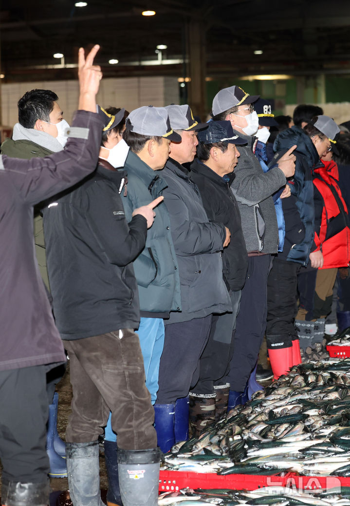 [부산=뉴시스] 하경민 기자 = 2일 오전 부산 서구 부산공동어시장에서 중도매인들이 힘찬 손짓으로 새해 첫 수산물 경매를 하고 있다. 2025.01.02. yulnetphoto@newsis.com