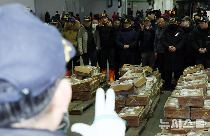 [부산=뉴시스] 하경민 기자 = 2일 오전 부산 서구 부산공동어시장에서 중도매인들이 힘찬 손짓으로 새해 첫 수산물 경매를 하고 있다. 2025.01.02. yulnetphoto@newsis.com