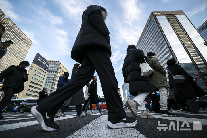 [서울=뉴시스] 정병혁 기자 = 을사년 새해 첫 평일 출근일인 2일 서울 종로구 광화문네거리에서 직장인들이 출근하고 있다. 2025.01.02. jhope@newsis.com