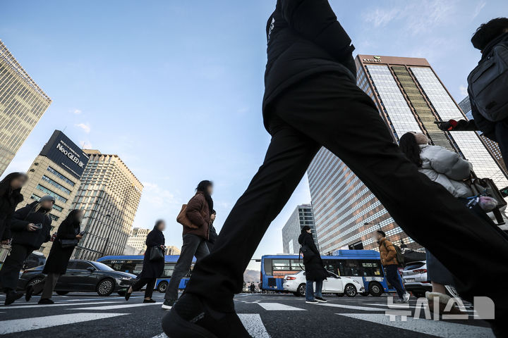 [서울=뉴시스] 정병혁 기자 = 을사년 새해 첫 평일 출근일인 2일 서울 종로구 광화문네거리에서 직장인들이 출근하고 있다. 2025.01.02. jhope@newsis.com