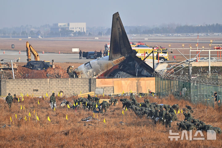 [무안=뉴시스] 이영주 기자 = 제주항공 여객기 참사 닷새 째인 2일 오전 전남 무안군 무안국제공항 활주로 사고 현장 주변에서 군인들이 유류품 등을 수색하고 있다. 2025.01.02. leeyj2578@newsis.com