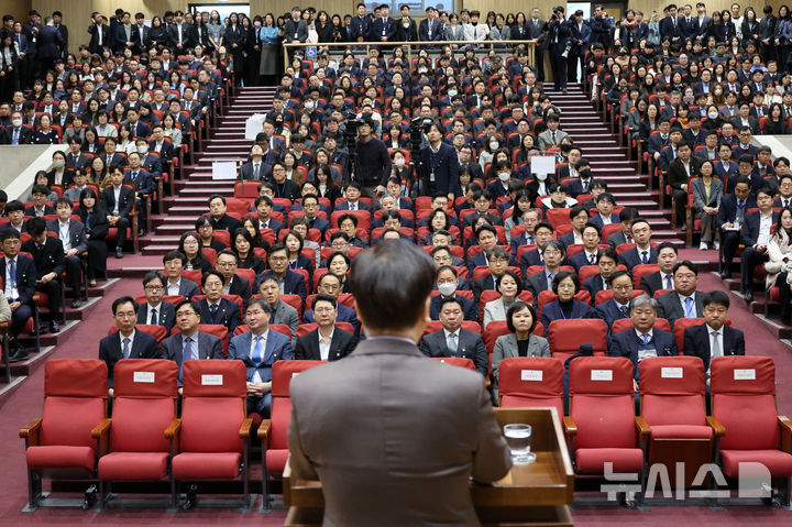 [서울=뉴시스] 조성우 기자 = 2일 오전 서울 여의도 국회 의원회관에서 열린 2025년도 시무식에서 직원들이 우원식 국회의장 발언을 듣고 있다. 2025.01.02. xconfind@newsis.com