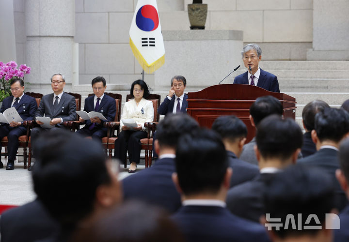 [서울=뉴시스] 김진아 기자 = 조희대 대법원장이 2일 오전 서울 서초구 대법원에서 열린 시무식에서 시무식사를 하고 있다. 2025.01.02. bluesoda@newsis.com